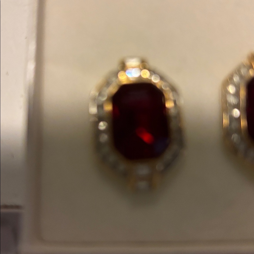 NWOT OSCAR DE LA RENTA Ruby Red  Faceted emerald cut rhinestone pierced earrings - Picture 3 of 3